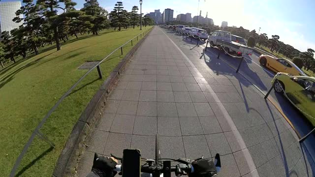 观点骑自行车。一名男子在东京的道路上骑自行车。视频素材