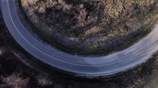 航拍一架无人机从山-通过山的道路，山的岩石景观视频素材