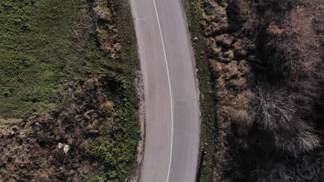 航拍一架无人机从山-通过山的道路，山的岩石景观视频素材