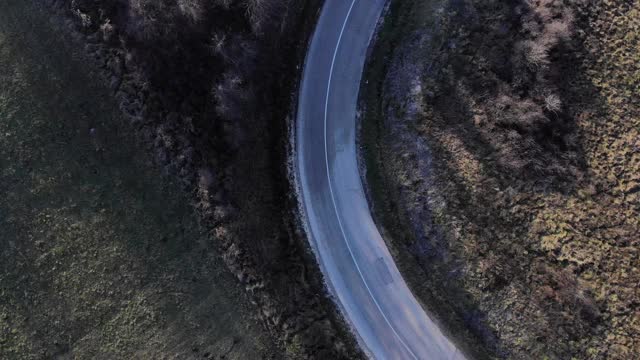 航拍一架无人机从山-通过山的道路，山的岩石景观视频素材