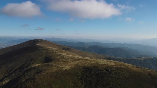 航拍的山。山脉、山峰、悬崖、岩石、山脊、景观、绿草、天空、云彩、自然、未开垦的自然、无人机视频视频素材