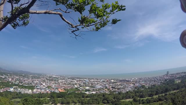 快乐的亚洲背包男孩站在山景山顶的早晨，慢镜头。视频素材