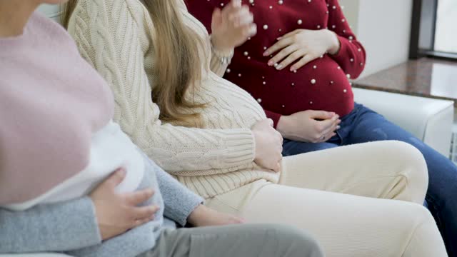 怀孕的女孩在候诊室等医生视频素材