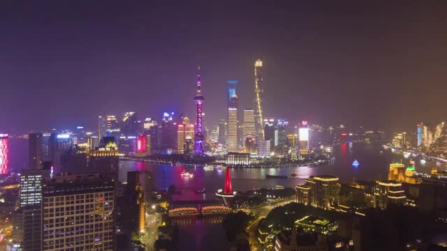 上海夜景。城市陆家嘴区，黄浦江和外白渡桥。中国空中Hyper Lapse, Time Lapse。无人机正在向上和横向飞行视频素材