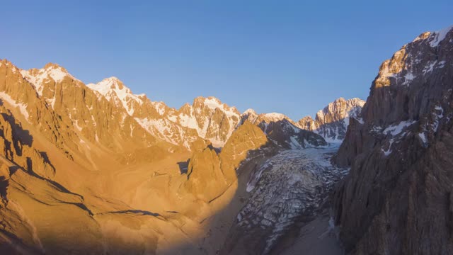 天山在五彩日落。空中Hyper Lapse, Time Lapse。无人机横向向上飞行视频素材