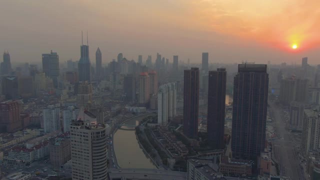 夕阳中的上海。黄埔的城市。中国鸟瞰图。无人机飞行前进视频素材