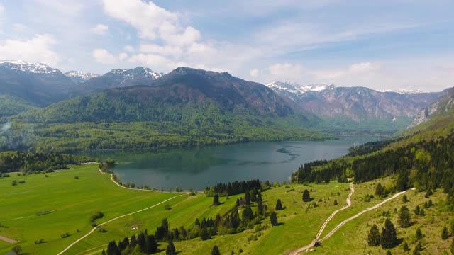 Bohinjsko jezero在斯洛文尼亚山脉之间视频素材