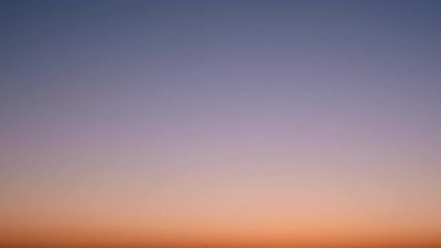 夏日日落时天空中肥皂泡的慢镜头。明亮的背景，五彩缤纷的泡泡在天空中平稳地飞翔。童年,自由。的梦想。放松。幸福视频素材