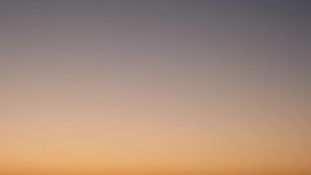 夏日日落时天空中肥皂泡的慢镜头。明亮的背景，五彩缤纷的泡泡在天空中平稳地飞翔。童年,自由。的梦想。放松。幸福视频素材