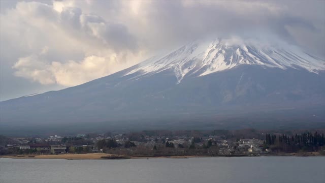 富士山和川口湖的早晨，在日本山立。视频下载