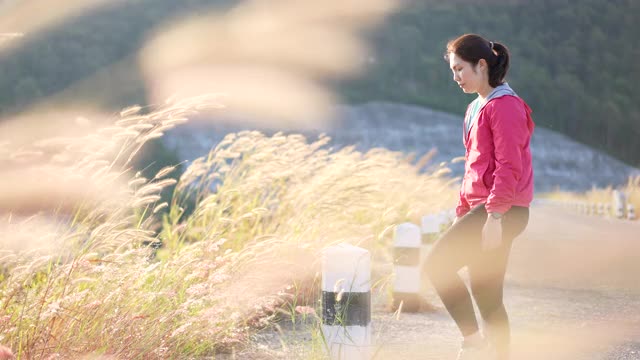 女人系着她的运动鞋准备在早上跑步时间视频素材