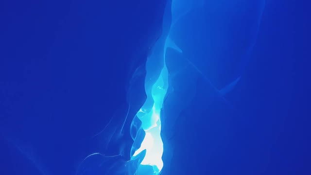 在南极的蓝色冰洞里。视频素材