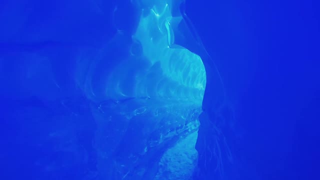 南极洲寒冷的蓝色冰洞。视频素材