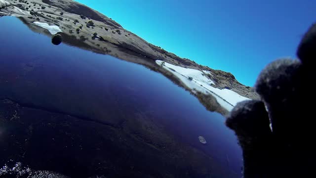 一位极地探险家在南极洲的一个解冻的湖泊中探险。视频素材