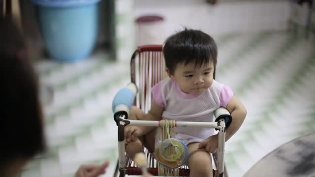 男婴用餐时间视频素材