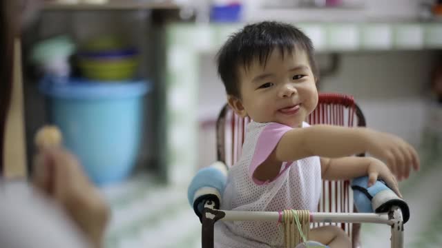 男婴用餐时间视频素材