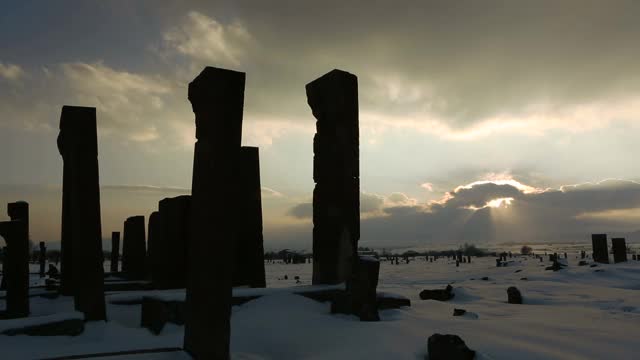 历史墓碑和墓地废墟的时间流逝视频，在Ahlat, Bitlis视频下载