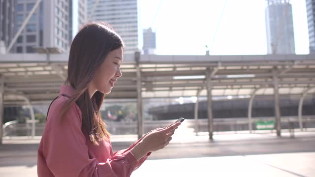 女商人使用智能手机视频素材