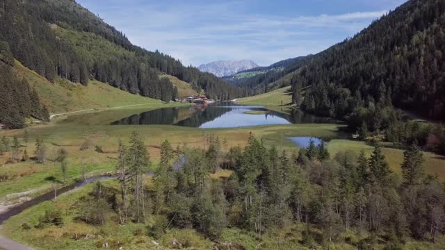 飞越施拉德明陶恩山脉偏远的冥河湖。Schladming-Dachstein,奥地利。视频素材