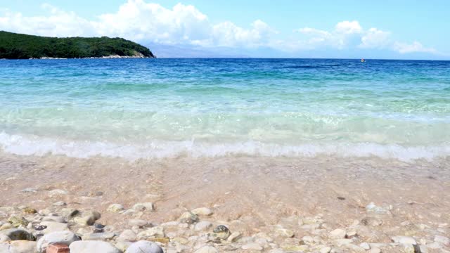 希腊的海滩，有着清澈湛蓝的海水视频素材