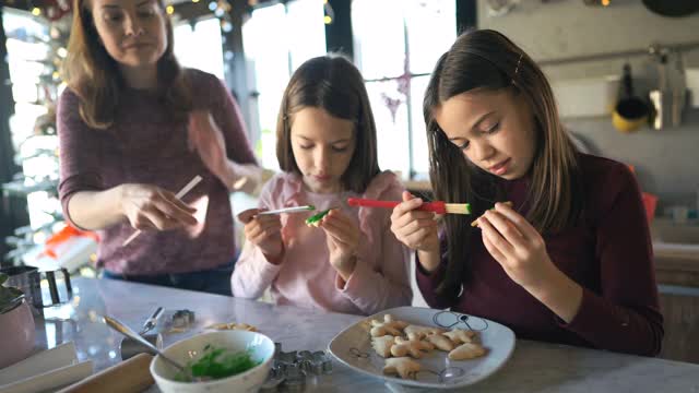 让我们来装饰我们的圣诞饼干视频素材