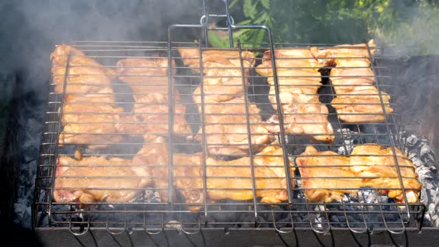 用橄榄油、盐、胡椒粉和迷迭香在滚烫的平底锅中煎炸鸡柳。在家庭厨房的铸铁锅里煮肉。营养美味的食物视频素材