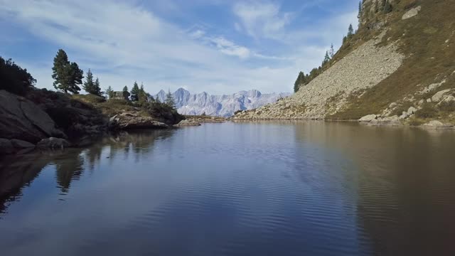 在湖上的低空飞行看到(镜子湖)与达赫斯坦山脉的倒影。Reiteralm Schladming-Dachstein,奥地利。视频素材