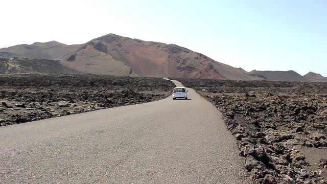 一辆白色汽车驶向提曼法亚国家公园的火山视频素材