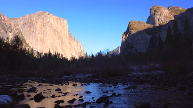 El Capitan反射到默塞德河与大教堂岩石和布瑞达威尔瀑布，谷景，约塞米蒂山谷，约塞米蒂国家公园，加州，4K视频视频素材