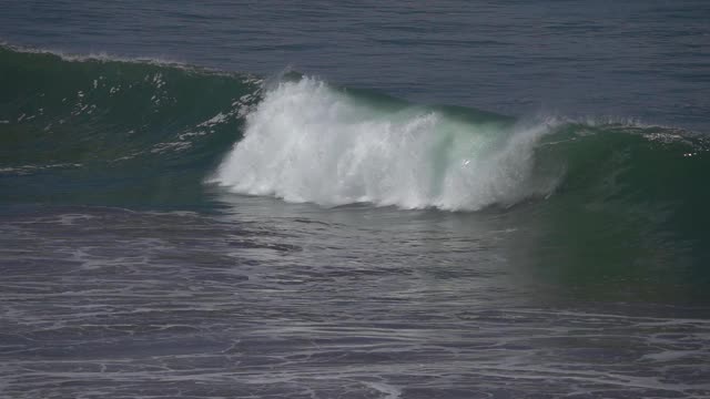 大风暴的海浪，慢动作视频素材