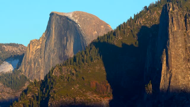 右到左Pan Across Yosemite Monoliths(半圆顶，云的休息和El Capitan)，远摄视图，Yosemite山谷，近隧道视图观景台，Yosemite国家公园，加利福尼亚州，4K视频视频素材