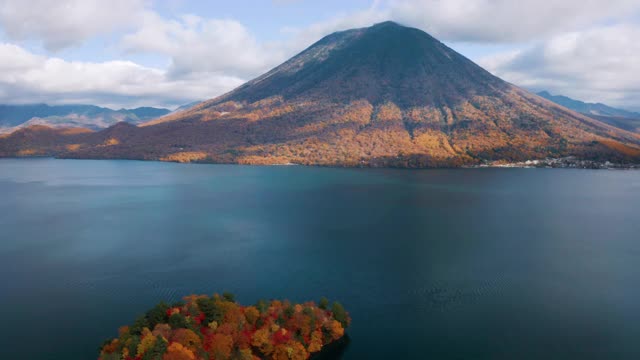 Chuzenji和Mt Nantai湖视频素材