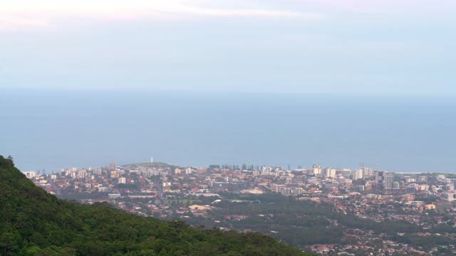 封锁时间流逝:多云天空下的沿海城市-卧龙岗，澳大利亚视频素材