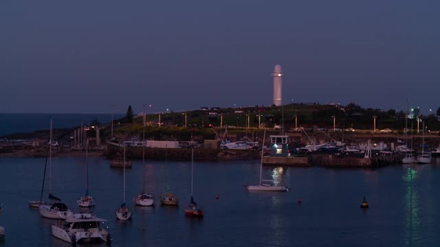 时间流逝:月升时，船停泊在港口——澳大利亚卧龙岗视频素材