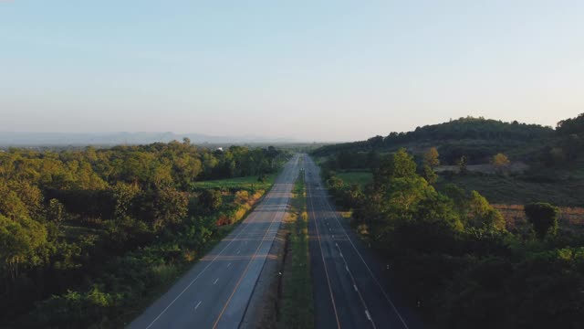 鸟瞰图交通在沥青公路道路与汽车驾驶视频素材