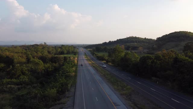 鸟瞰图交通在沥青公路道路与汽车驾驶视频素材