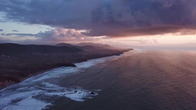 摩洛哥勒齐拉海滩上的拱形岩石视频素材