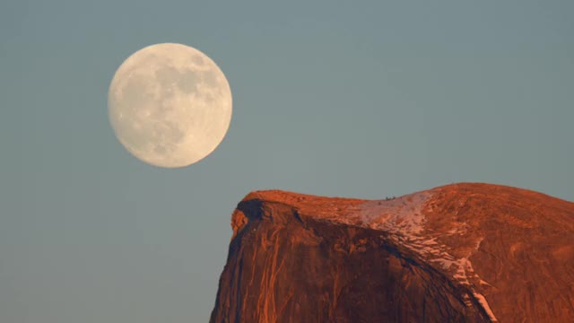 Yosemite Monoliths(从左到右/ El Capitan，云休息，半圆顶，大教堂岩石和Bridalveil落)在黄昏光，Yosemite山谷，近隧道视图观景台，Yosemite国家公园，加州，4K视频视频素材