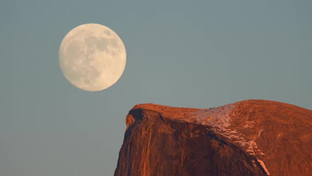 从左到右的Pan Across Cloud's Rest and Half Dome at Sunset, Yosemite Valley, Near Tunnel View Lookout, Yosemite National Park, California, 4K视频视频素材