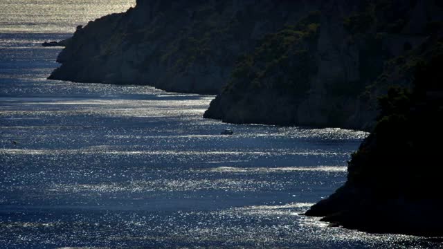 地中海沿岸闪闪发光的海水视频素材