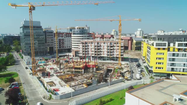 市中心的建筑工地。建筑，汽车，街道，建筑起重机07视频素材