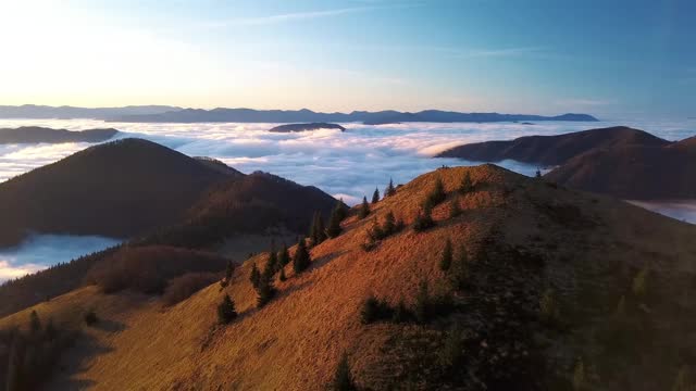 五彩缤纷的早晨在高山自然之上的雾云在阳光明媚的秋天景观鸟瞰图视频素材