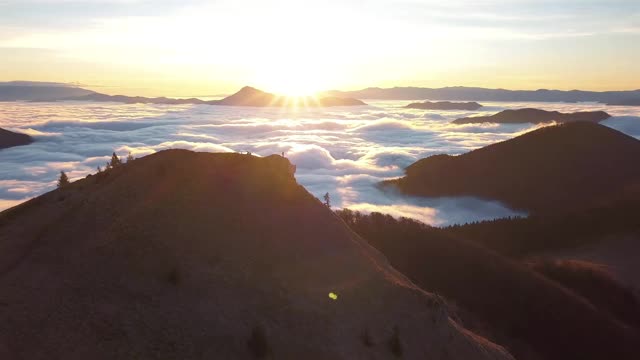 航空全景图美丽的日出在野生山与雾云在阳光明媚的秋天山谷高山自然景观视频素材