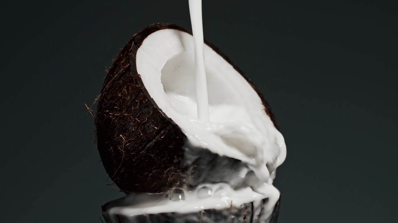 牛奶泼在椰子上的慢镜头视频素材