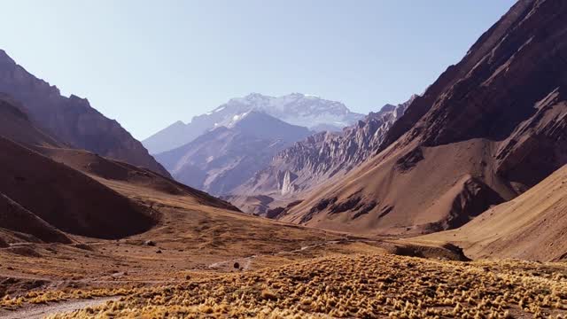 阿空加瓜山是美洲最高的山，也是亚洲以外最高的山，位于阿根廷的安第斯山脉。视频素材