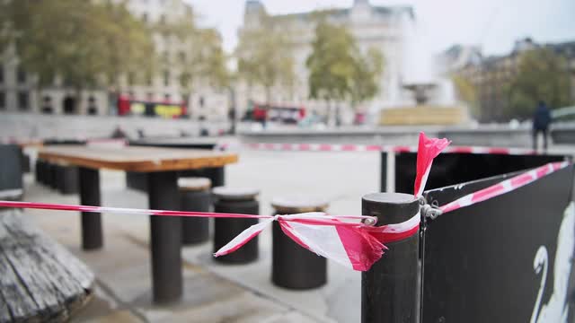 在英国的英格兰，为了安全和保持社交距离，伦敦市中心用桌椅和胶带将Covid-19冠状病毒大流行封锁起来视频素材