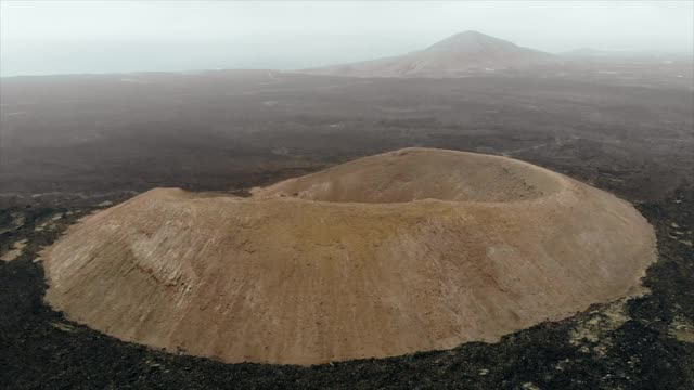 西班牙兰萨罗特岛上一座巨大火山的鸟瞰图。无人机拍摄的火山岩景观视频素材