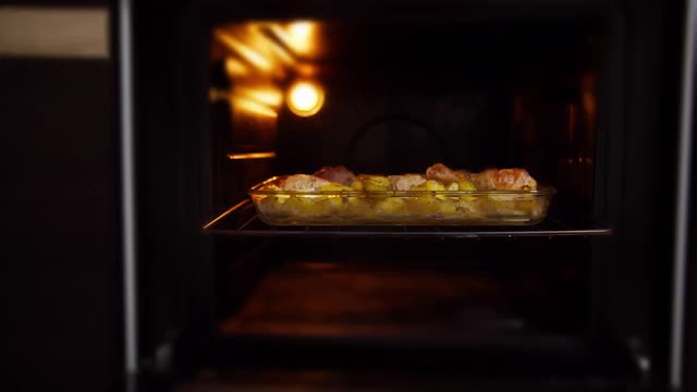 女人从烤盘里拿出美味的食物，特写镜头，摄像机跟踪视频素材