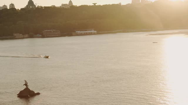 运输，水库，旅行，导航的概念-空中测量从高度桥的电力池塘与silhoette船，游艇和其他旅游水船在宽阔的河Dnipro在日落时基辅。视频素材