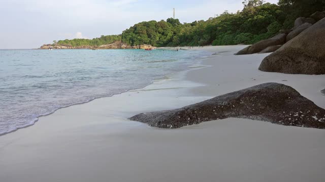 在斯密兰群岛岩石之间的白色沙滩视频素材